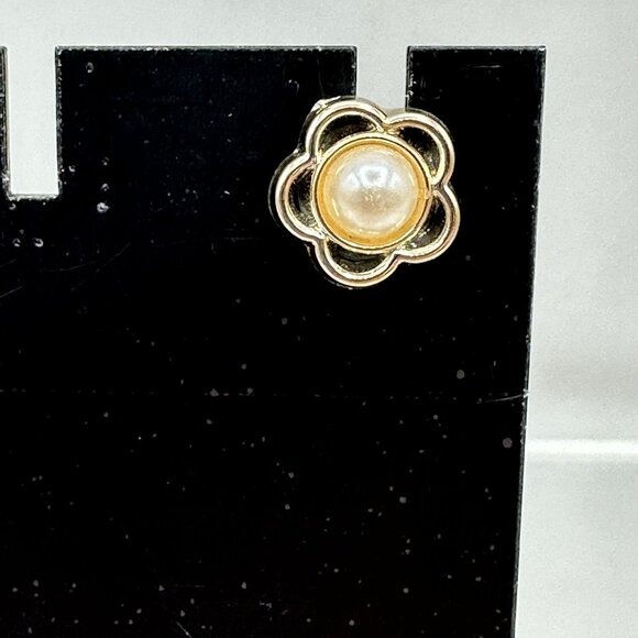 Gold Tone Flower Brooch Faux Pearl Center Lapel Pin Back Collar Loops Classic - Picture 6 of 8